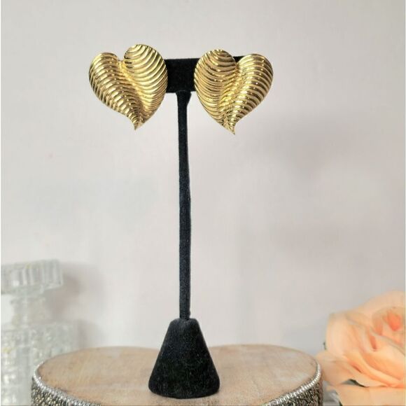 Vintage Givenchy Paris 80s classic trendy gold rippled heart clip on earrings - Picture 1 of 9